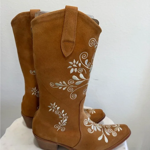 Elegant Suede and Floral Embroidered Caramel Heeled Boots NIB Size 10.5 - Picture 8 of 12